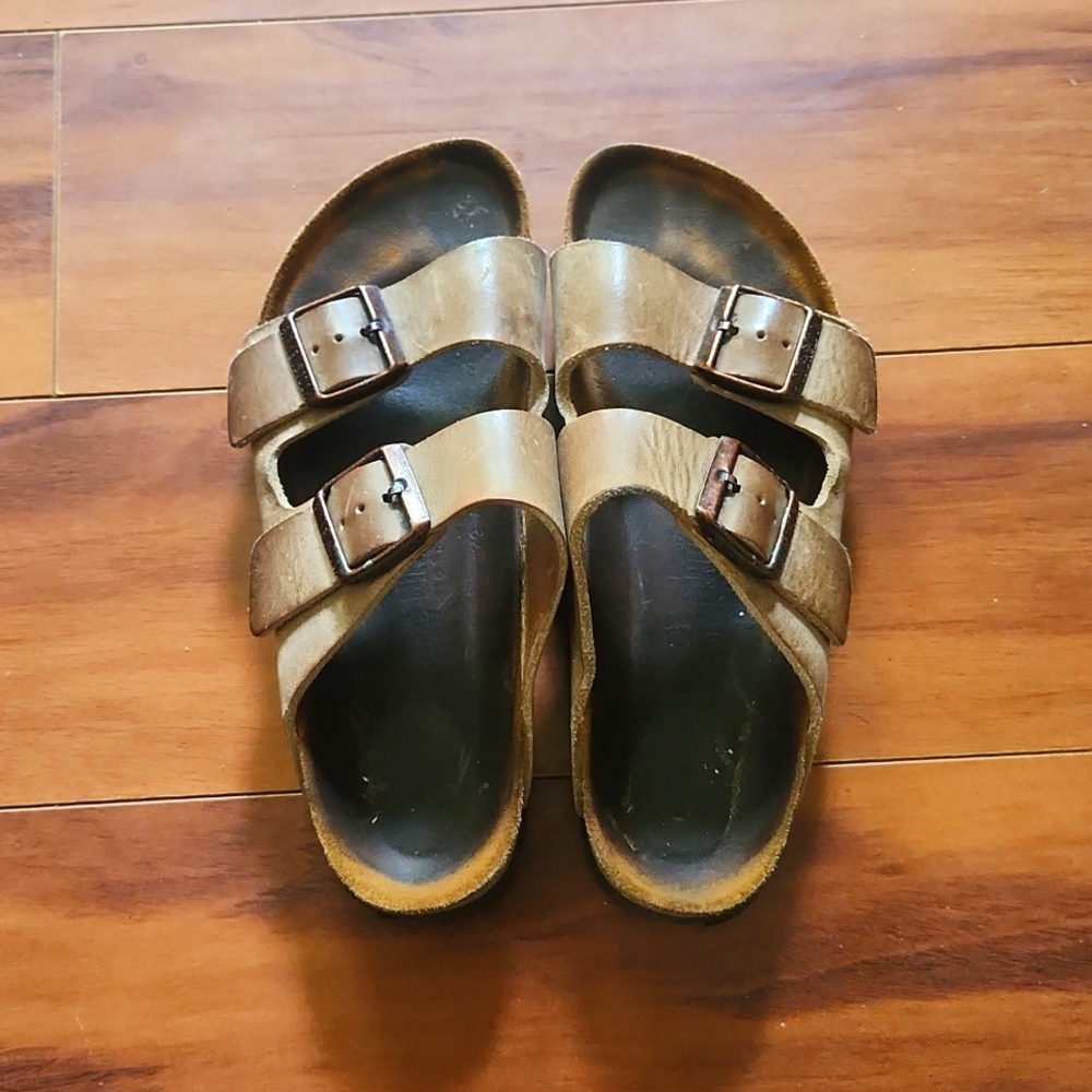 Birkenstock Tan Arizona sandle size 37 (6- 6.5. US size)